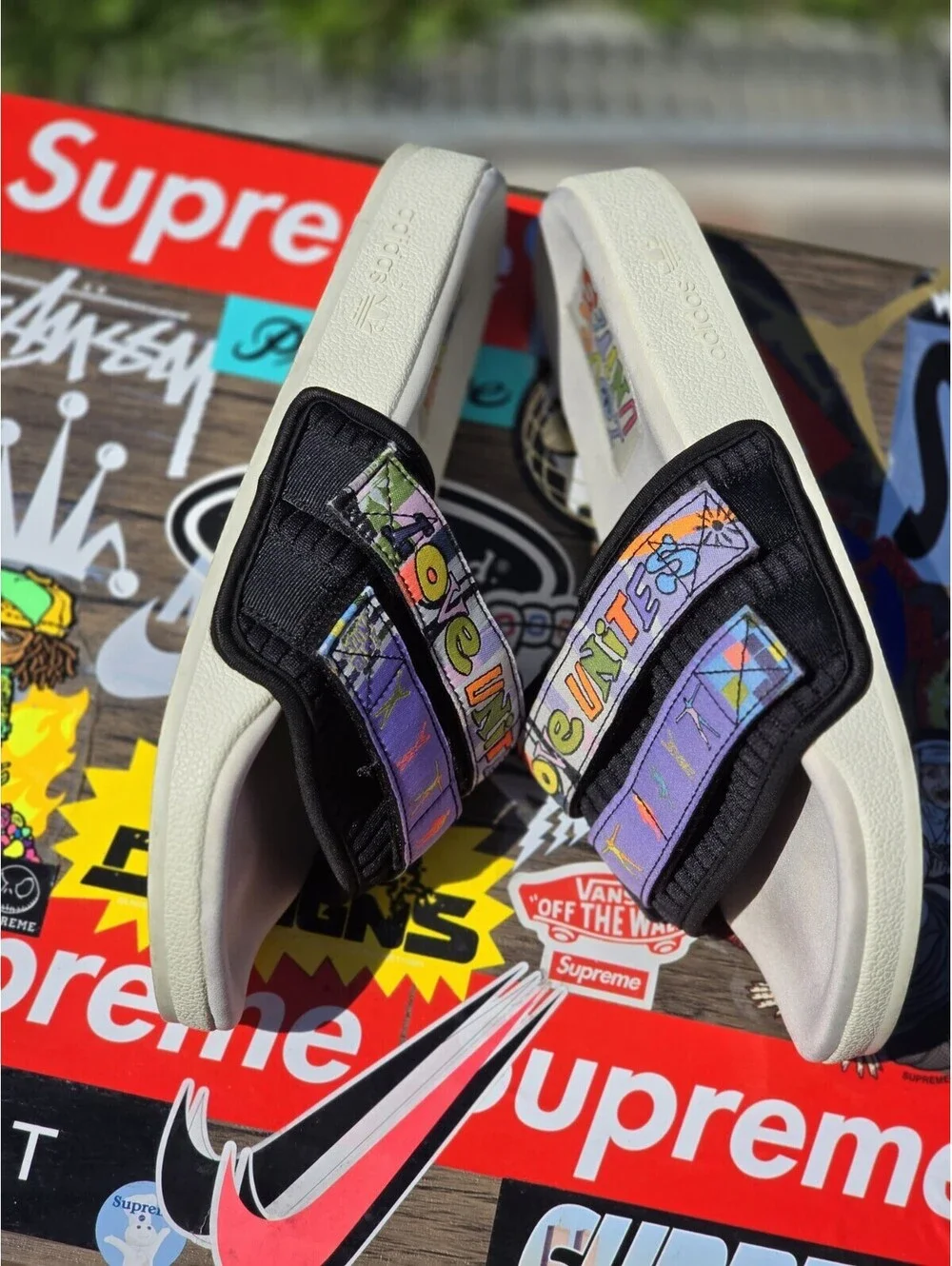 Sixe 8M - Adidas Adilette 2.0 Pride Slides - LGBTQ - (GW2411)